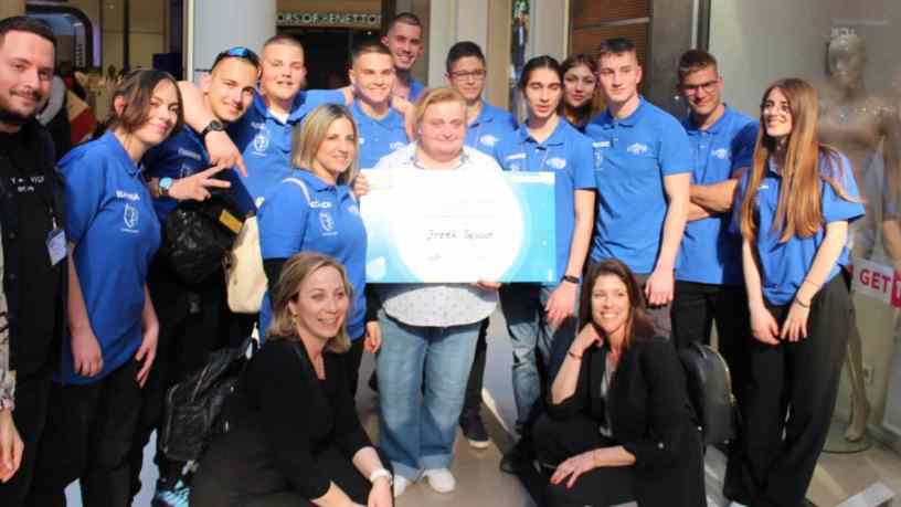 Η μαθητική ομάδα της "Εικονικής Επιχείρησης Greek Seabot" με τη Διευθύντρια του ΕΠΑΛ κ. Δώρα Παπαθανασίου και τις καθηγήτριες Κατερίνα Μπακού, Ελένη Πολύζου και Μαρία Πολυχρόνη.